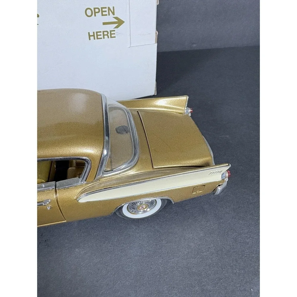 1957 Studebaker Golden Hawk Danbury Mint 1:24 Diecast Car Gold w/ Box